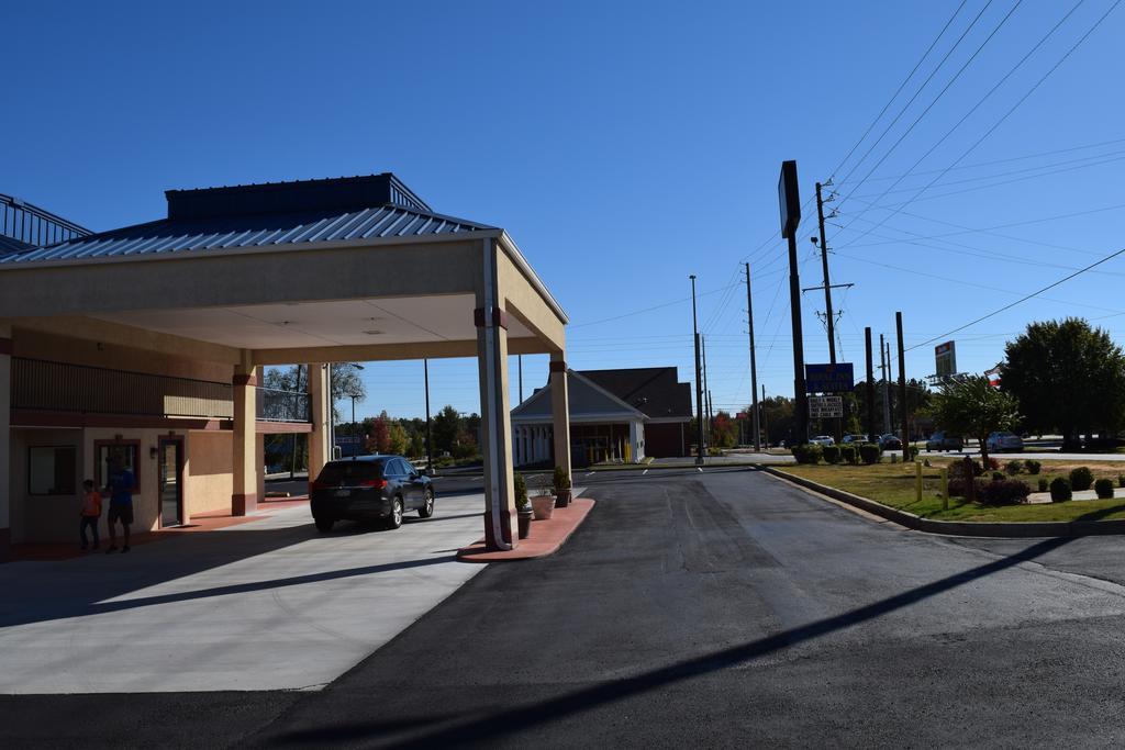 Royal Inn & Suites Douglasville Exterior photo