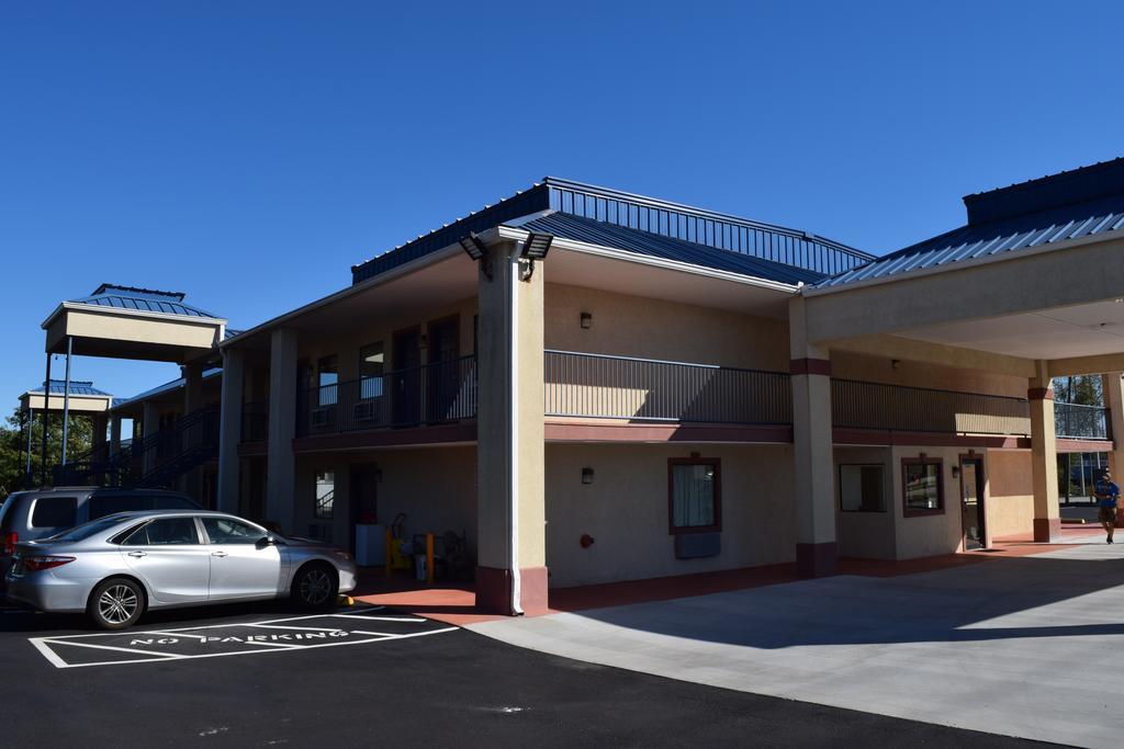 Royal Inn & Suites Douglasville Exterior photo