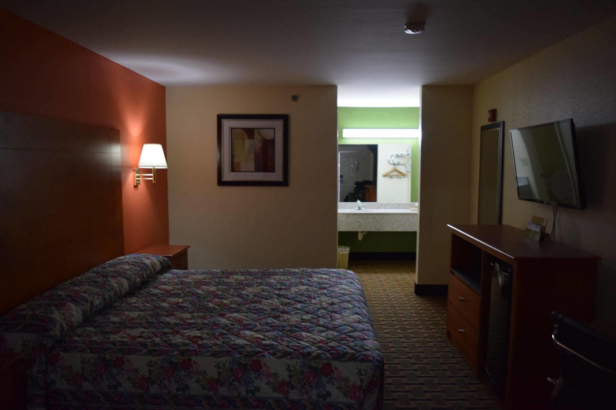 Royal Inn & Suites Douglasville Exterior photo